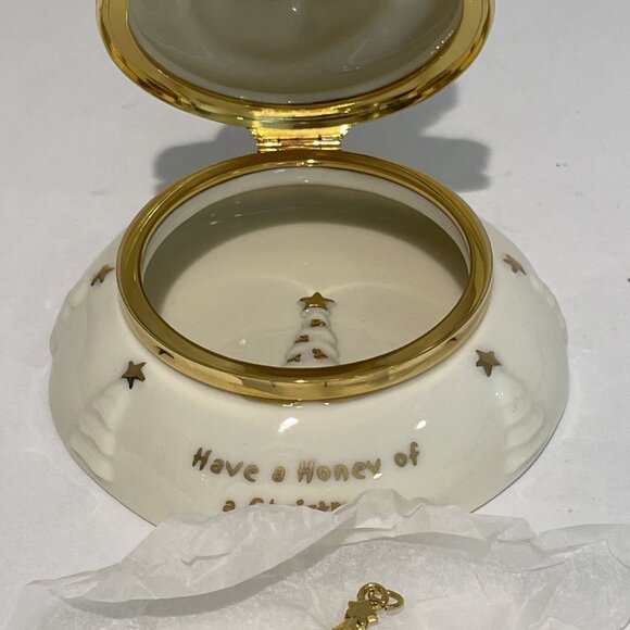 Lenox Disney A Pooh Sort Of Christmas Trinket Box Figurine with Charm  NWOB - Picture 2 of 11